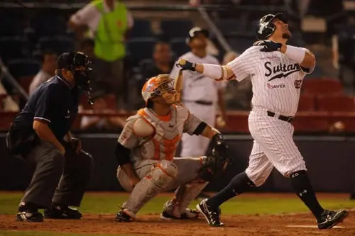 Con cañonazos, los Sultanes le ganan a los Vaqueros
