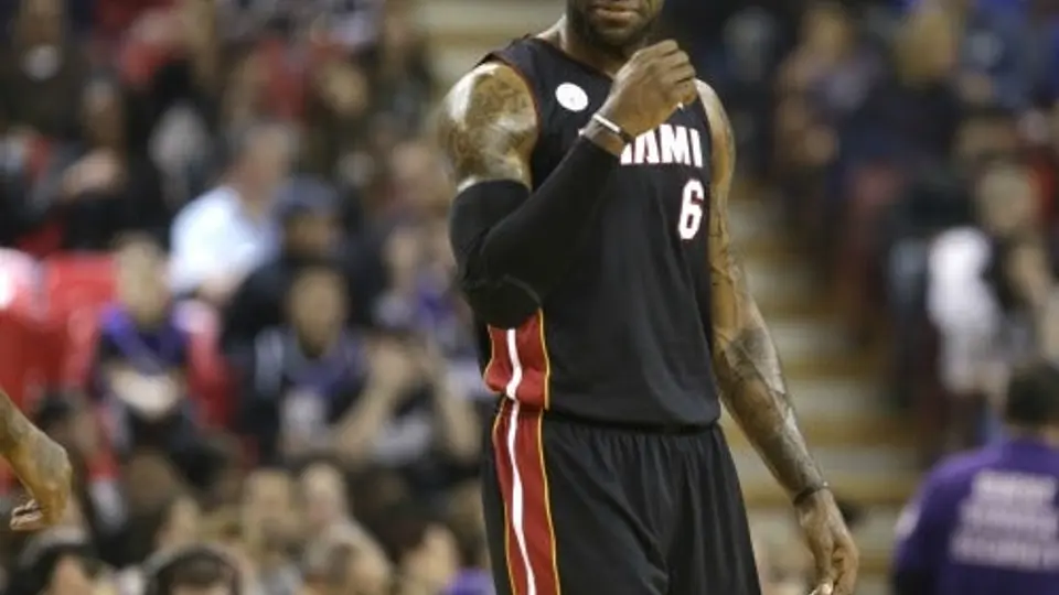LeBron James explota contra directivos de la NBA