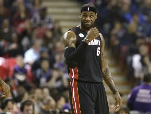 LeBron James explota contra directivos de la NBA