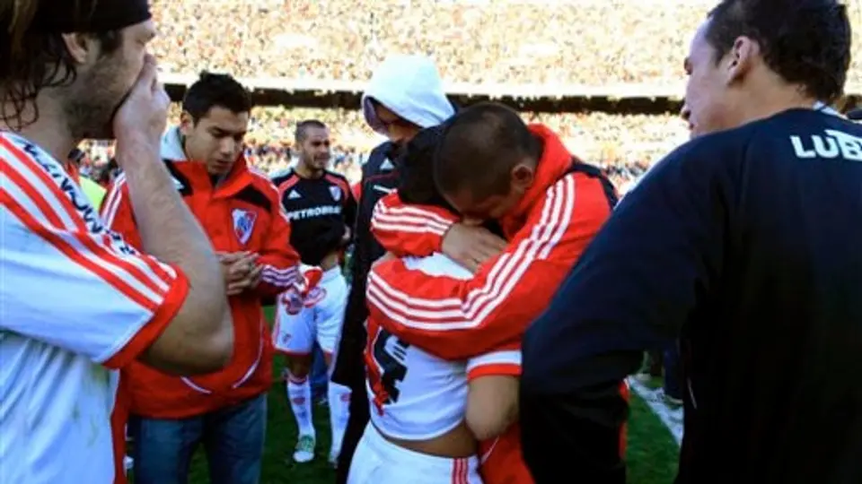 Muere un policía tras disturbios en el River-Belgrano