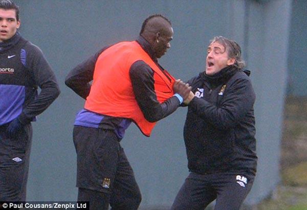 Roberto Mancini encaró al italiano poniéndole la mano en el cuello. I DAILY MAIL