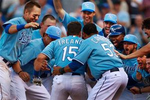 Soria lanza una entrada en triunfo de Kansas sobre Los Ángeles