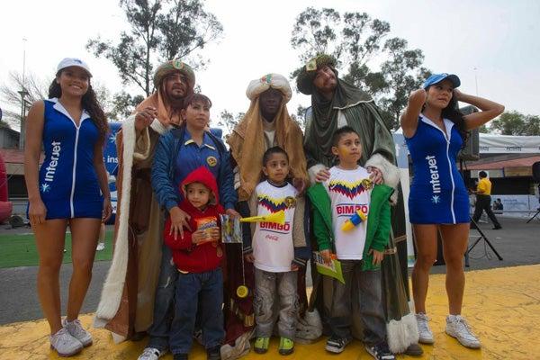 Afuera, los Reyes Magos recibieron muchas cartas | CÉSAR VICUÑA
