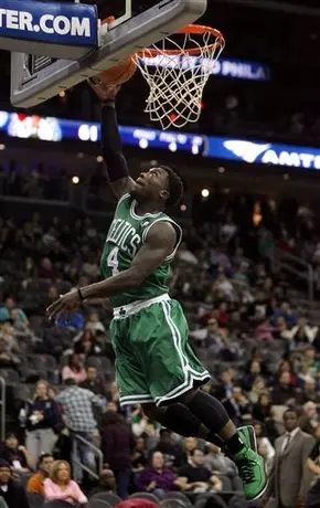 Celtics hila séptima victoria y vence  100-75 a Nets