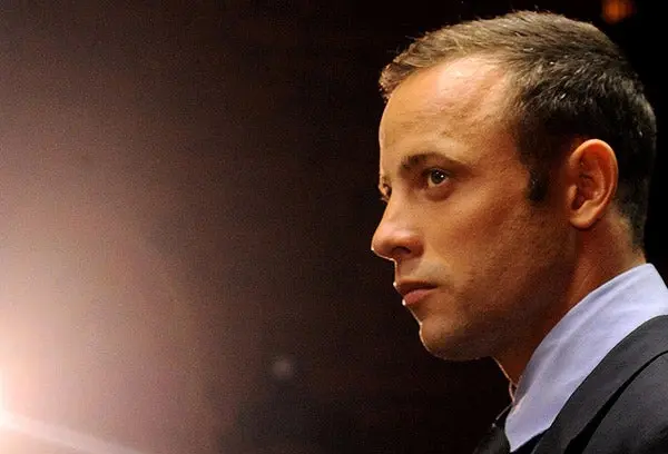 Pistorius acude por primera vez a informar sobre su paradero
