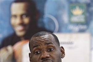 LeBron, cree que sí habrá NBA este año