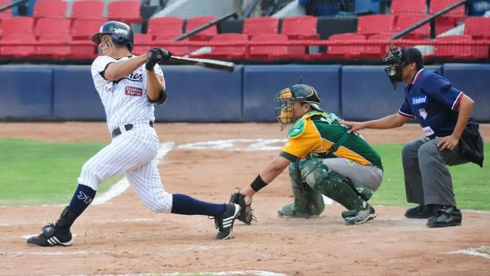 Sultanes apalea a los Pericos