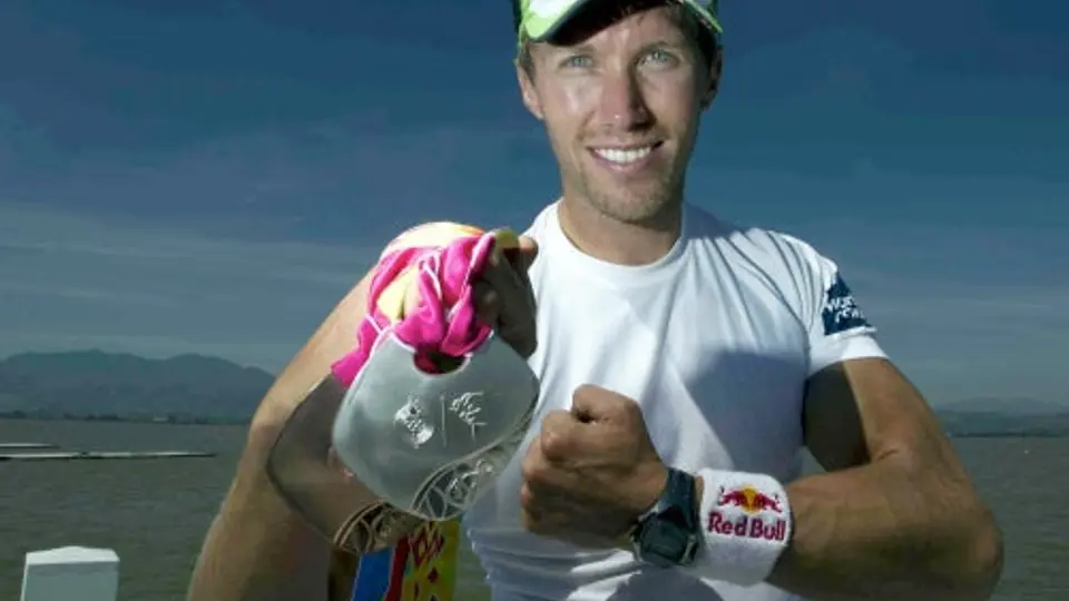 Patrick Loliger, contento por su presea en remo