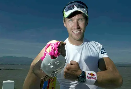 Patrick Loliger, contento por su presea en remo