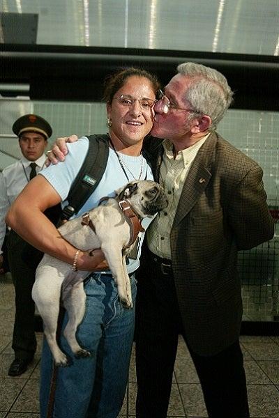Al volver a México (2002) es recibida por su padre, el doctor José Luis Jiménez, y su inseparable perrita | RÉCORD