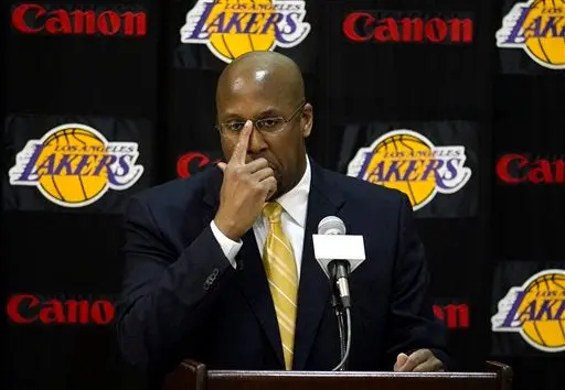 Mike Brown asume como entrenador de Lakers