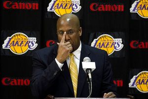Mike Brown asume como entrenador de Lakers