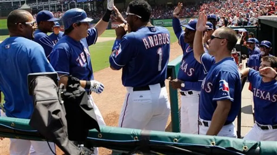 Los Rangers barren a Medias Rojas en la serie inaugural