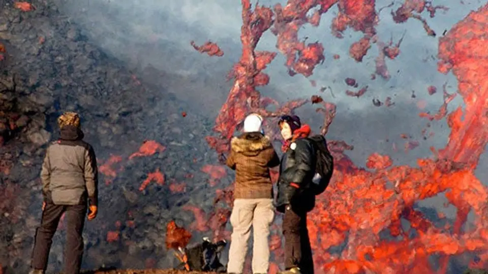 Mujer se arriesga y toma fotos de volcán en erupción
