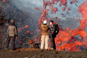 Mujer se arriesga y toma fotos de volcán en erupción