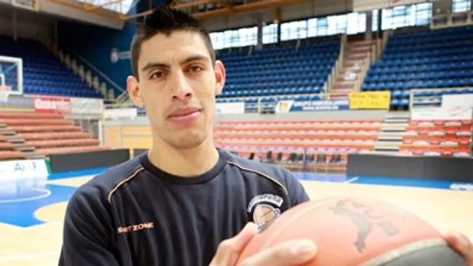 Gustavo Ayón visita campamentos de equipos NBA