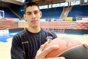 Gustavo Ayón visita campamentos de equipos NBA