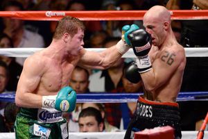 El Canelo es una súper estrella, dice Rhodes