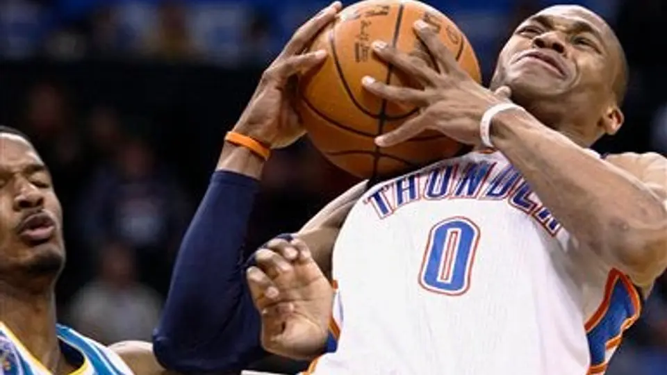 Westbrook vence a Paul; Thunder doblega 95-89 a Hornets
