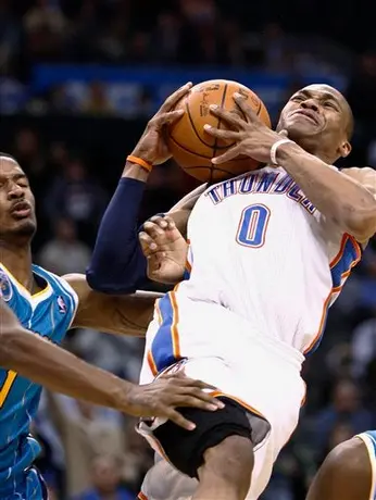 Westbrook vence a Paul; Thunder doblega 95-89 a Hornets