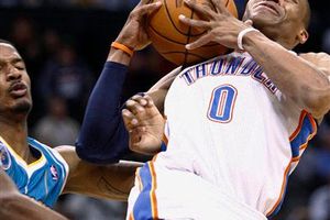 Westbrook vence a Paul; Thunder doblega 95-89 a Hornets