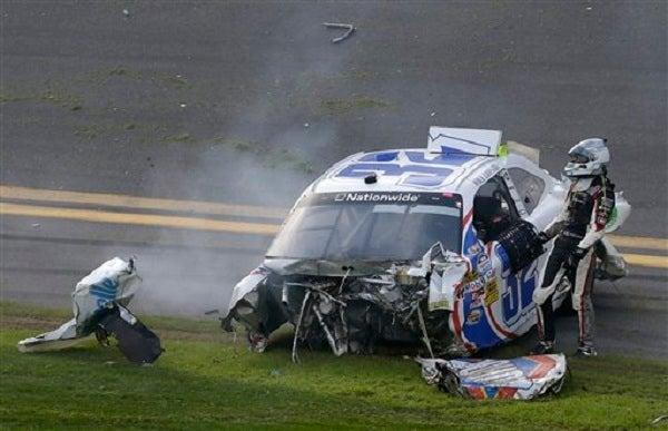 Así quedó el coche de Kyle Larson, quien salió 'ileso' | AP