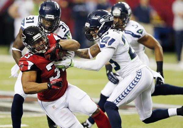 Michael Turner de Atlanta trata de escapar | AP