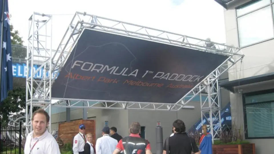 Arranca la actividad en Melbourne; Checo alista su debut