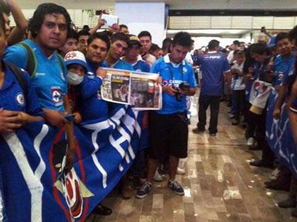 Los seguidores formaron un pasillo para el paso de los jugadores | RICARDO FLORES