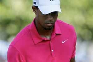 Tiger comenzó bien, pero se cayó al final en Atlanta