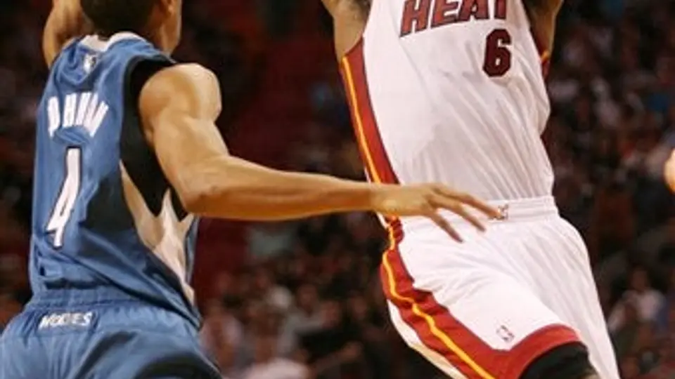 LeBron y Wade guían paliza de Miami 129-97 a Minnesota