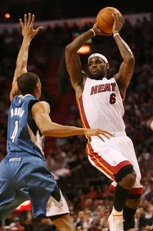 LeBron y Wade guían paliza de Miami 129-97 a Minnesota