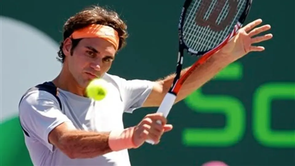 Federer liquida a Stepanek, Juan Mónaco lo espera