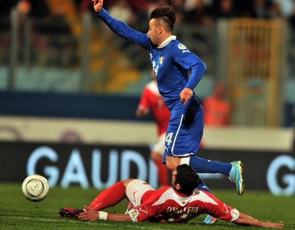 Stephan El Shaarawy disputa el balón con Ryan Camilleri de Malta | EFE