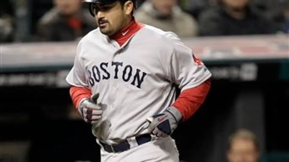 Adrián González pega su primer home run