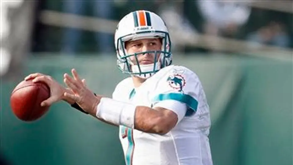 Henne y Carpenter masacran a Oakland; Miami vence 33-17 a Raiders