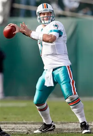 Henne y Carpenter masacran a Oakland; Miami vence 33-17 a Raiders