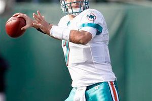 Henne y Carpenter masacran a Oakland; Miami vence 33-17 a Raiders