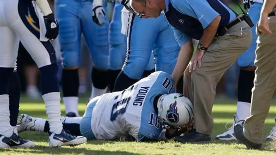 Young sale lesionado y Titanes cae 25-33 ante San Diego
