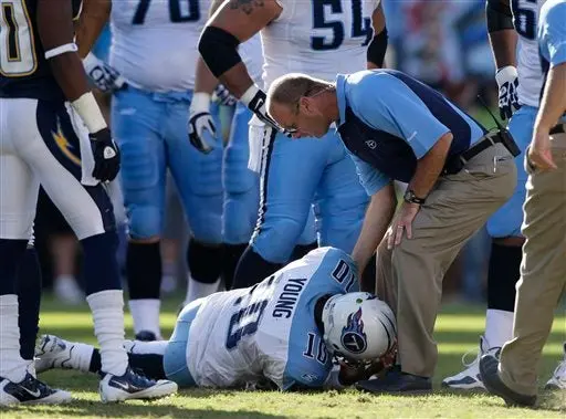 Young sale lesionado y Titanes cae 25-33 ante San Diego