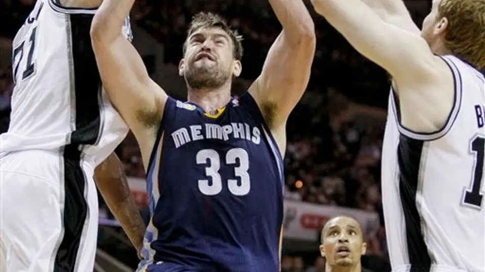 Memphis sorprende a San Antonio 101-98
