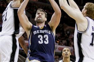 Memphis sorprende a San Antonio 101-98