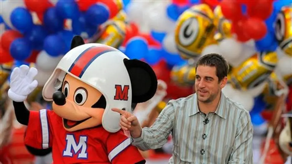 Aaron Rodgers, el MVP del SB, celebra su victoria en Disney