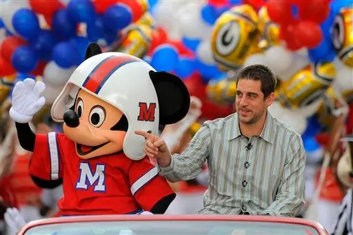 Aaron Rodgers, el MVP del SB, celebra su victoria en Disney