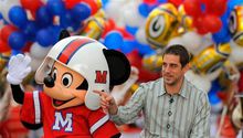 Aaron Rodgers, el MVP del SB, celebra su victoria en Disney