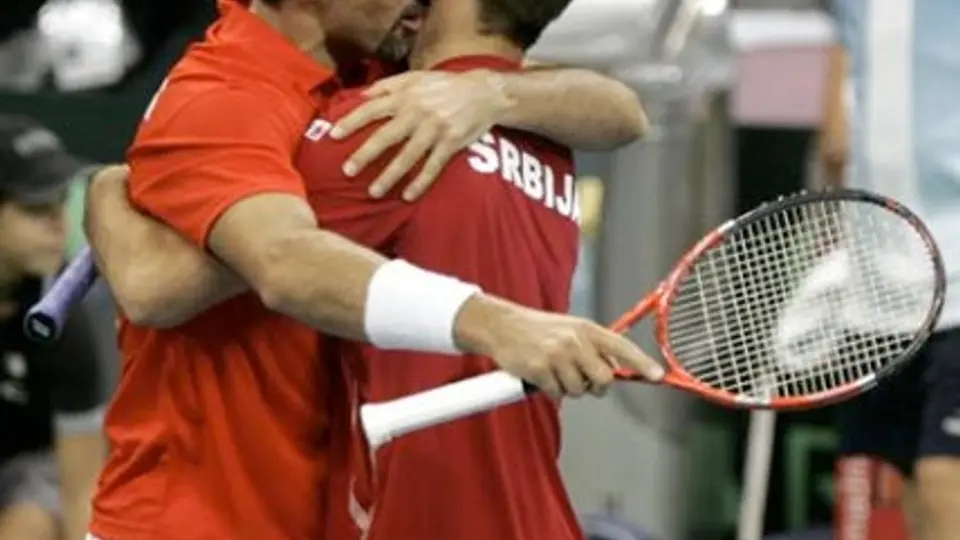 Serbia y Francia ganan y siguen con vida en Copa Davis
