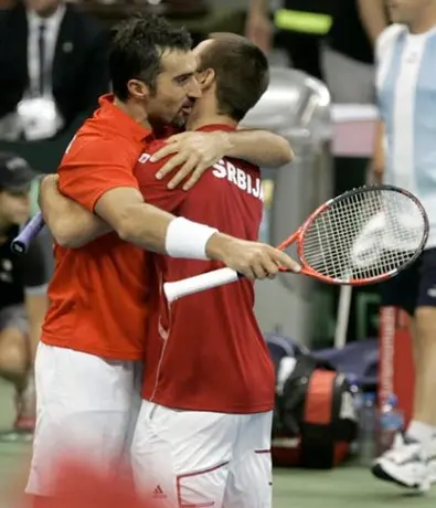 Serbia y Francia ganan y siguen con vida en Copa Davis