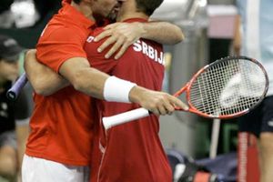 Serbia y Francia ganan y siguen con vida en Copa Davis