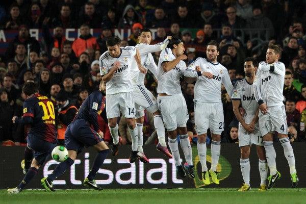 El disparo de Messi ante la barrera del Madrid | ESPECIAL