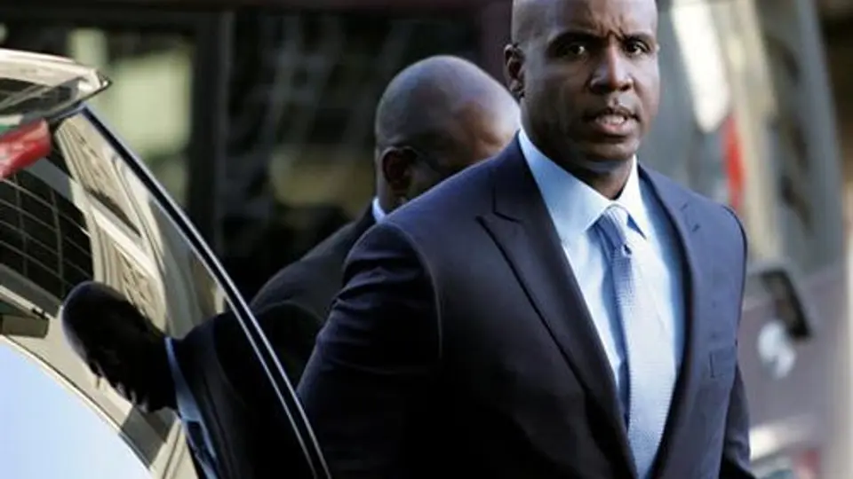 Bonds aceptó tomar esteroides, afirma su ex amante